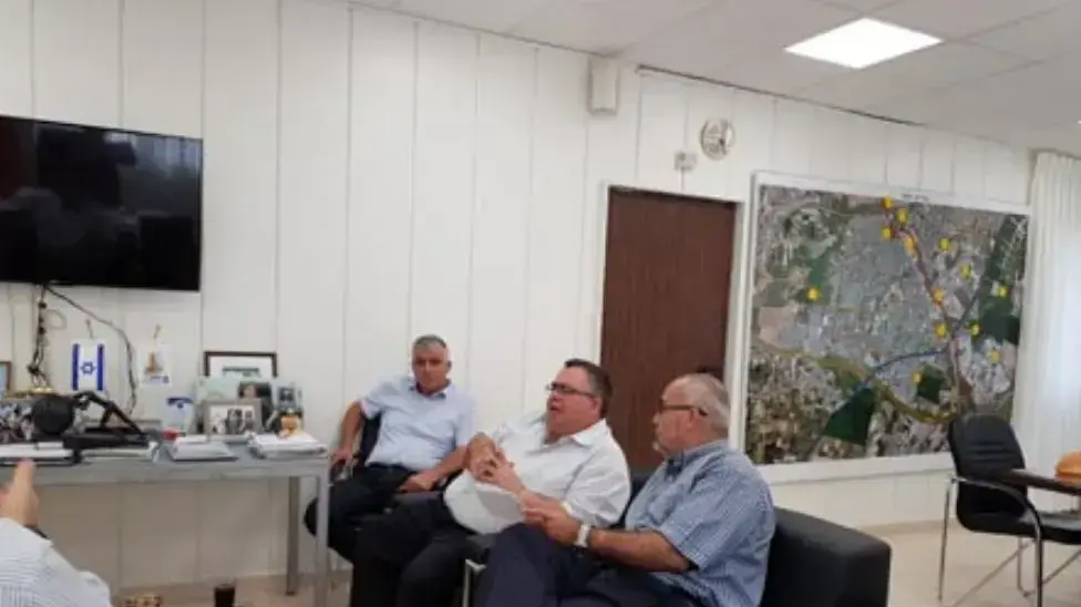 דוד ביטן בעיריית רמלה במהלך פגישה עם יו?ר הוואקף וראש מקפחת גרושי- עדנאן גרושי 5 בדצמבר 2017 דוד ביטן בעיריית רמלה במהלך פגישה עם יו?ר הוואקף וראש מקפחת גרושי- עדנאן גרושי 5 בדצמבר 2017