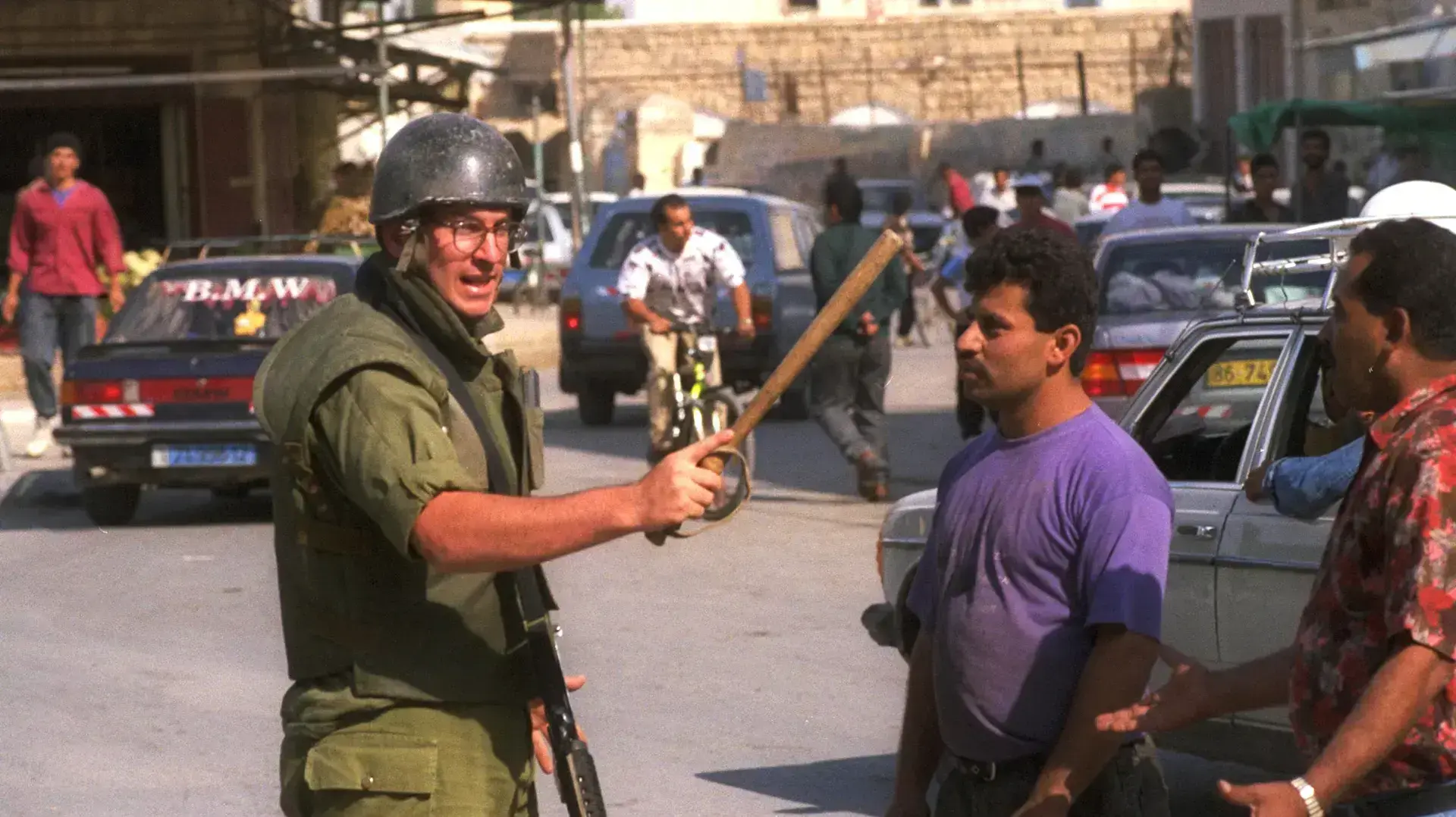 חייל צה"ל מזהיר פלשתינאים ביריחו. 1994