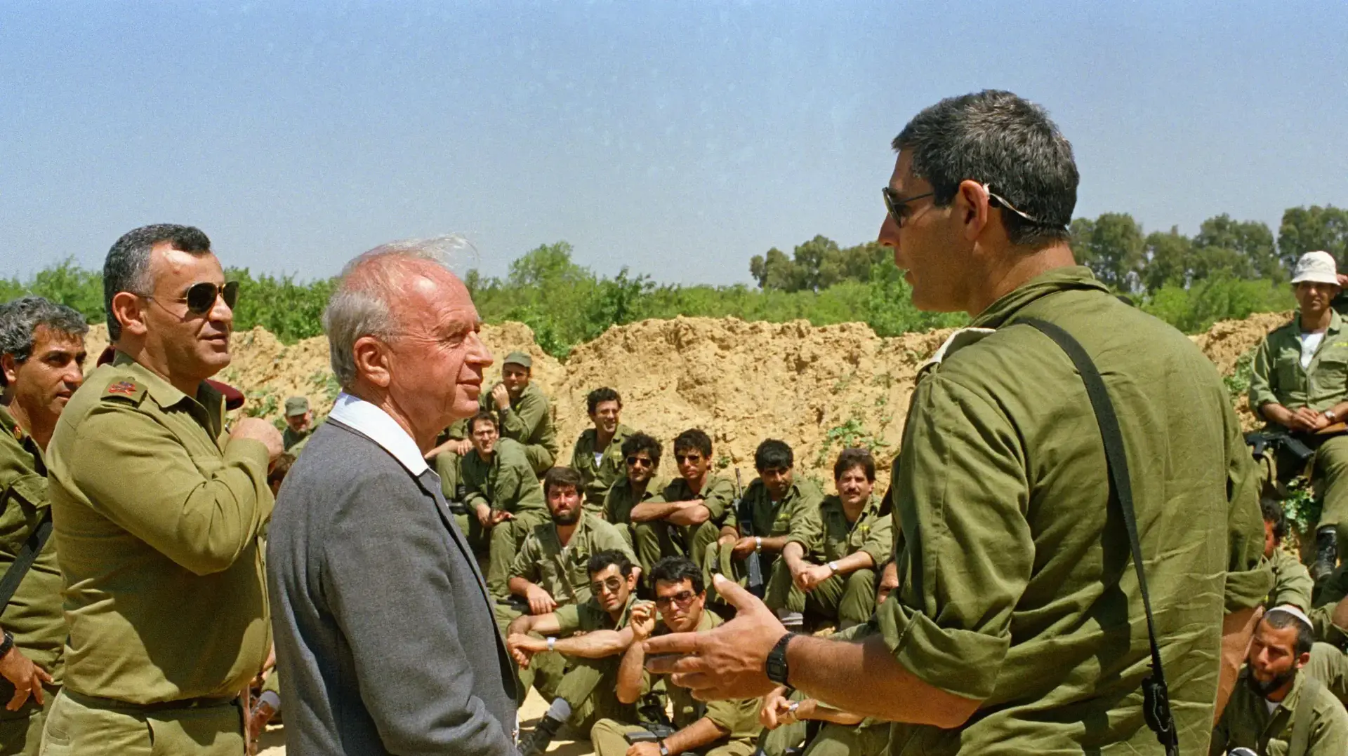 שר הביטחון יצחק רבין מקשיב לאנשי המילואים, באפריל 1988, ברפיח שר הביטחון יצחק רבין מקשיב לאנשי המילואים, באפריל 1988, ברפיח