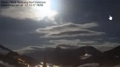 התיאורטיקן מאט רוג'רס טוען שזה אינו הירח התיאורטיקן מאט רוג'רס טוען שזה אינו הירח