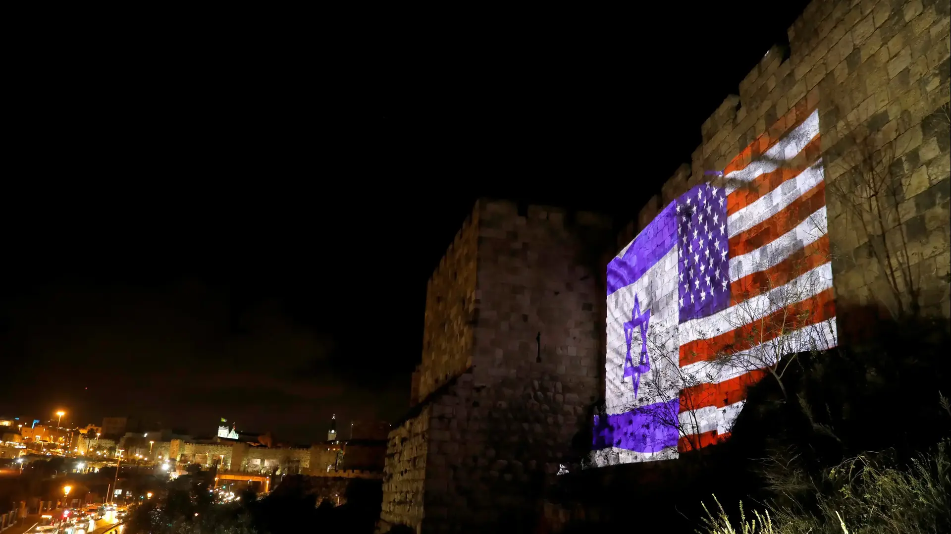 דגל ישראל וארהב על חומות ירושלים 6 בדצמבר 2017
