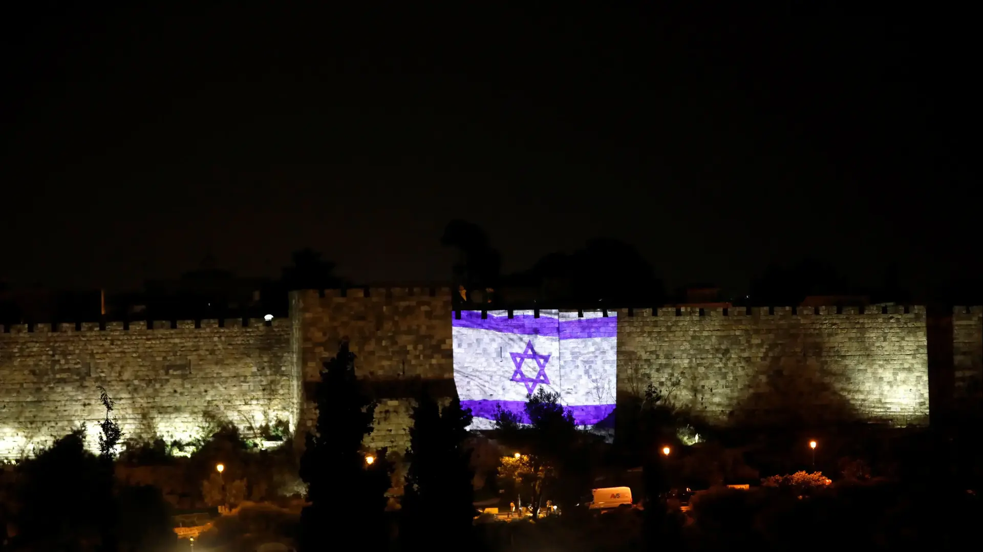 חומות העיר העתיקה מוארות בדגלי ישראל, דצמבר 2017