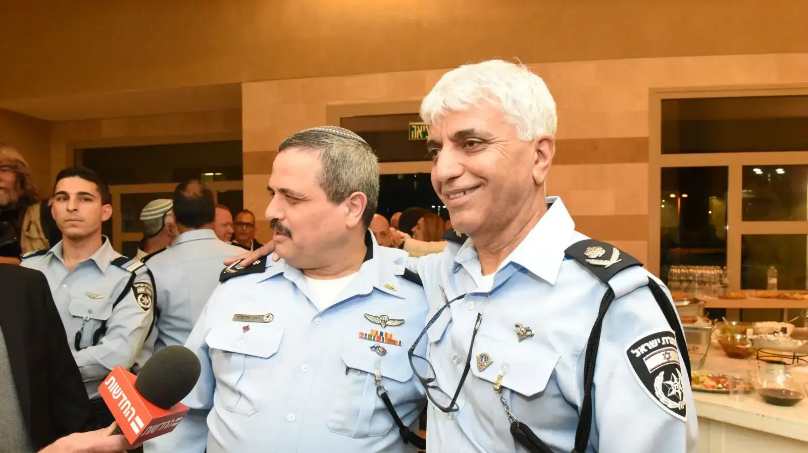 המפכל רוני אלשיך ומני יצחקי בטקס פרידה ממני יצחקי, המכללה הלאומית לשוטרים, בית שמש 6 בדצמבר 2017 המפכל רוני אלשיך ומני יצחקי בטקס פרידה ממני יצחקי, המכללה הלאומית לשוטרים, בית שמש 6 בדצמבר 2017