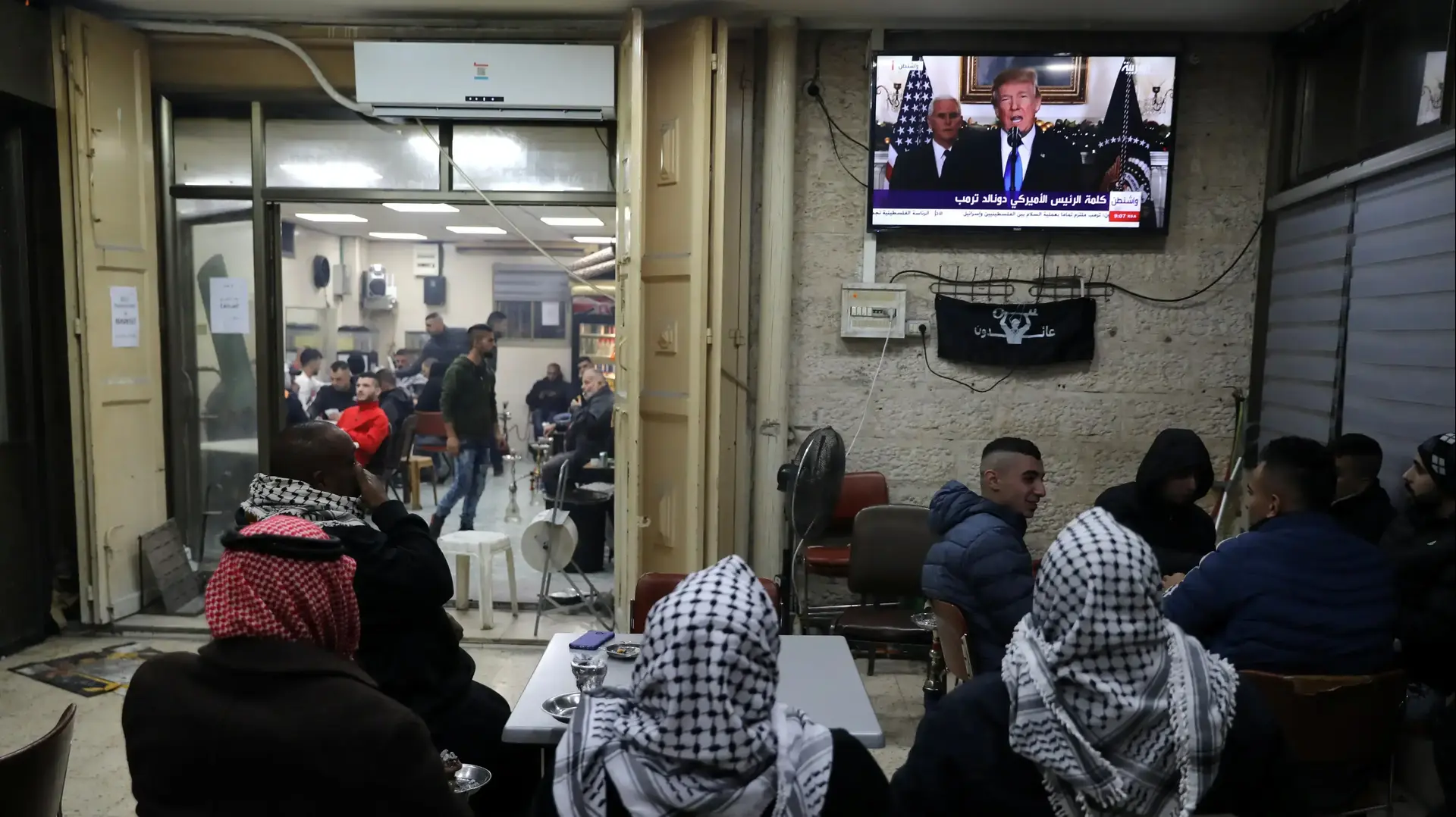 תושבי מזרח ירושלים צופים בנאומו של טראמפ, דצמבר 2017