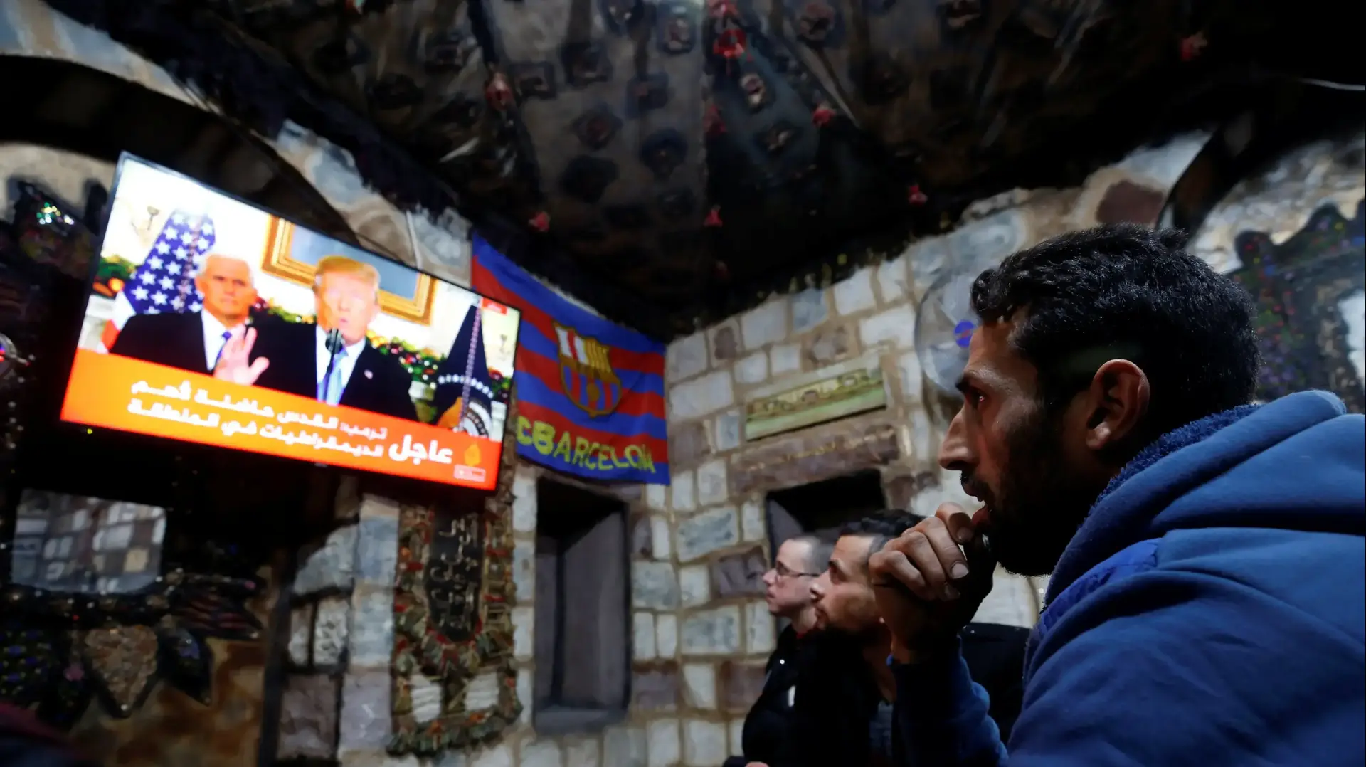 פלסטינים צופים בדונלד טראמפ על העברת השגרירות האמריקאית בישראל לירושלים, 6 בדצמבר 2017 פלסטינים צופים בדונלד טראמפ על העברת השגרירות האמריקאית בישראל לירושלים, 6 בדצמבר 2017