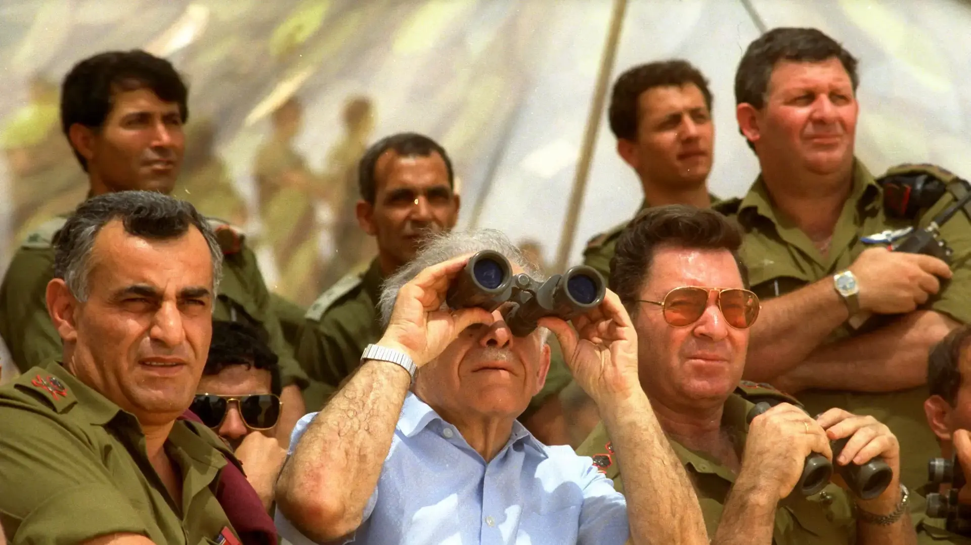 ראש הממשלה יצחק שמיר עומד בין הרמטכ"ל דןשומרון (משמאל) ואלוף פיקוד דרום יצחק מרדכי בעת תרגיל אש בנגב ראש הממשלה יצחק שמיר עומד בין הרמטכ"ל דןשומרון (משמאל) ואלוף פיקוד דרום יצחק מרדכי בעת תרגיל אש בנגב