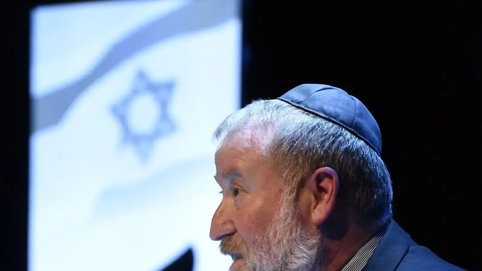 אביחי מ?נדלבליט קצין משטרה בדרגת ניצב המכהן כמפקד יחידת להב 433 במהלך טקס הפרידה שנערך עבור מני יצחקי בבית שמש 6 בדצמבר 2017 אביחי מ?נדלבליט קצין משטרה בדרגת ניצב המכהן כמפקד יחידת להב 433 במהלך טקס הפרידה שנערך עבור מני יצחקי בבית שמש 6 בדצמבר 2017