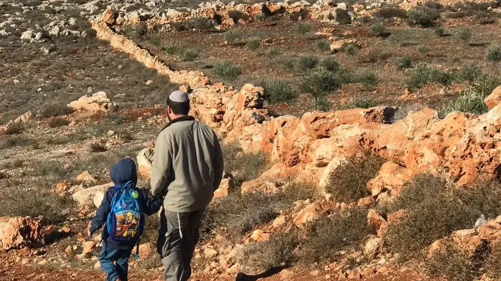 מטיילים ליד קוסרה בטיול בר המצווה המשוחזר מטיילים ליד קוסרה בטיול בר המצווה המשוחזר