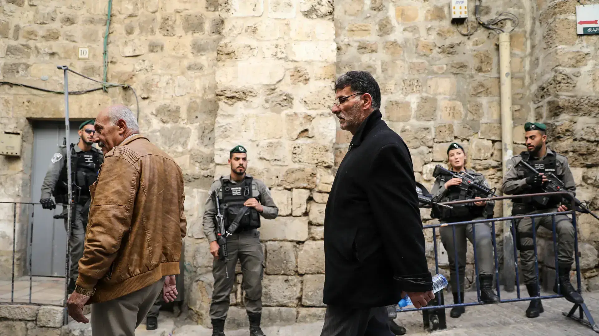 שוטרי מג"ב ופלסטינים בכניסה לשער האריות בירושלים שוטרי מג"ב ופלסטינים בכניסה לשער האריות בירושלים