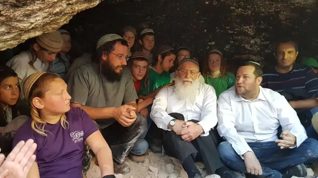 מטיילים במערה הסמוכה לקוסרה מטיילים במערה הסמוכה לקוסרה