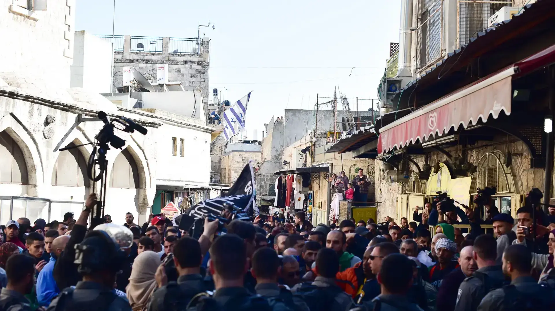 העיר העתיקה בירושלים ביום הזעם לאחר הכרזת טראמפ על ירושלים כבירת ישראל, 8 בדצמבר 2017 העיר העתיקה בירושלים ביום הזעם לאחר הכרזת טראמפ על ירושלים כבירת ישראל, 8 בדצמבר 2017