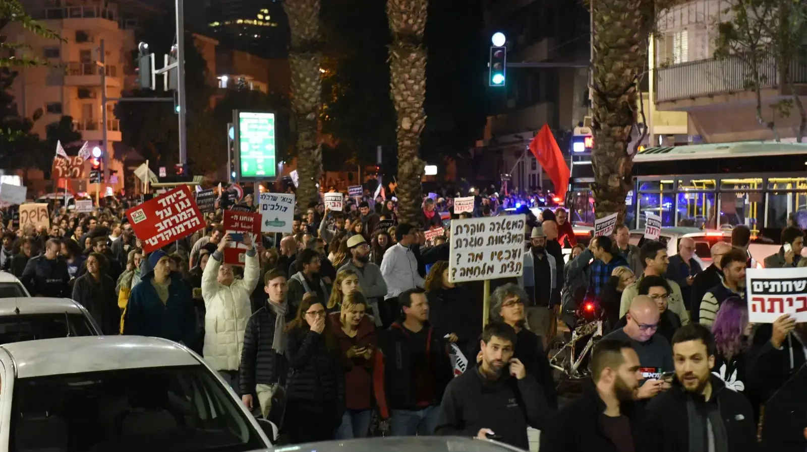 מפגינים באבן גבירול אחרי העצרת בכיכר הבימה, נגד השחיתות של הממשלה, 9 בדצמבר 2017 מפגינים באבן גבירול אחרי העצרת בכיכר הבימה, נגד השחיתות של הממשלה, 9 בדצמבר 2017