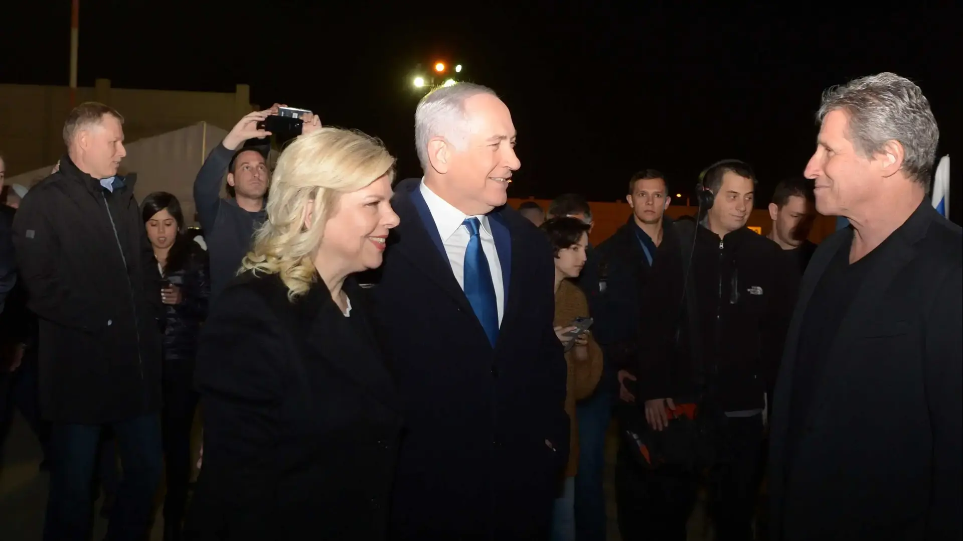 ראש הממשלה בנימין נתניהו ושרה נתניהו בהמראתם לביקור מדיני בפריז ובריסל 9 בדצמבר 2017 ראש הממשלה בנימין נתניהו ושרה נתניהו בהמראתם לביקור מדיני בפריז ובריסל 9 בדצמבר 2017