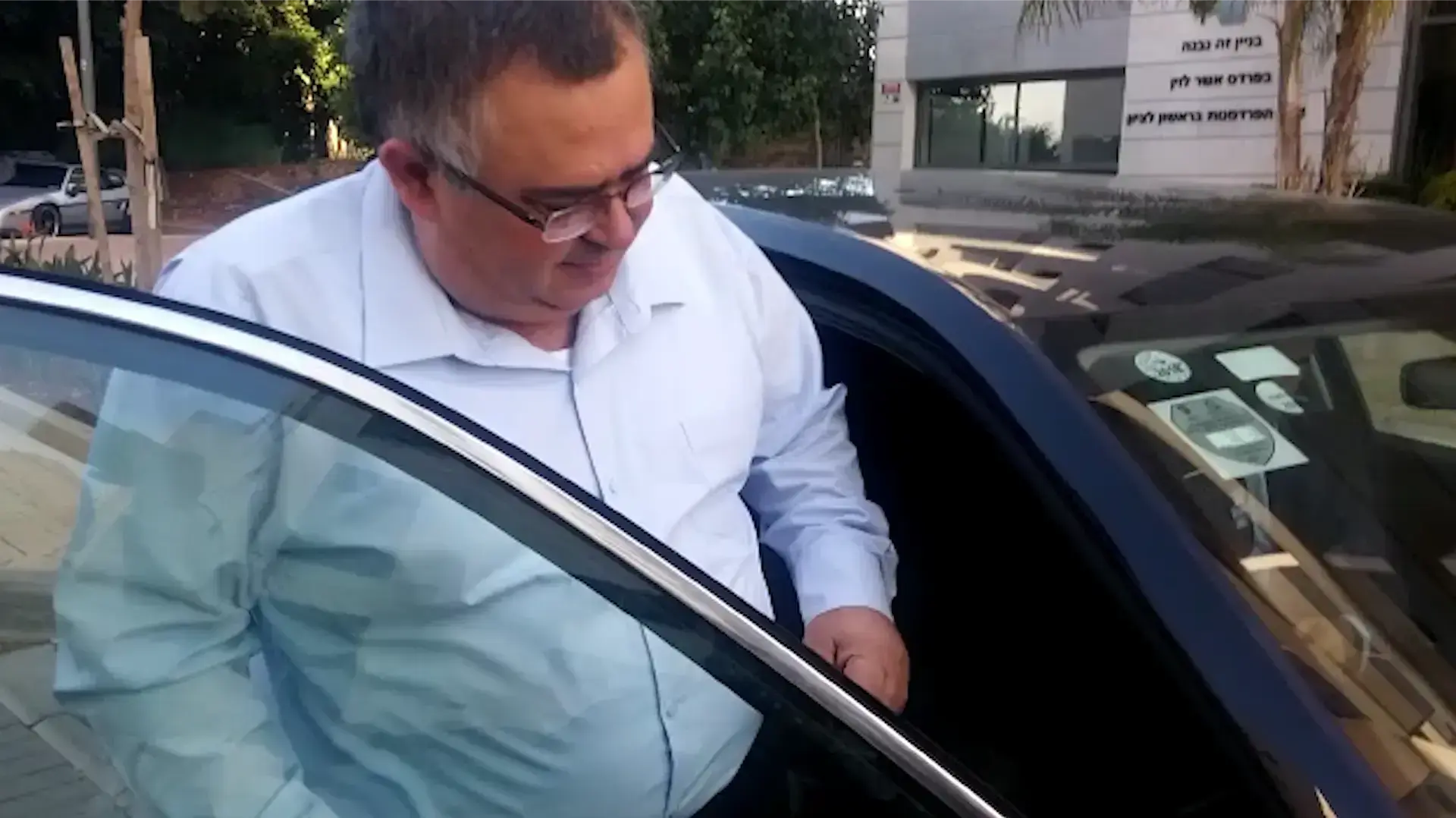יו"ר הקואליציה דוד ביטן הגיע למשרדי להב 433 שם ייחקר בפעם השלישית בחשד לשחיתות בעיריית ראשון לציון