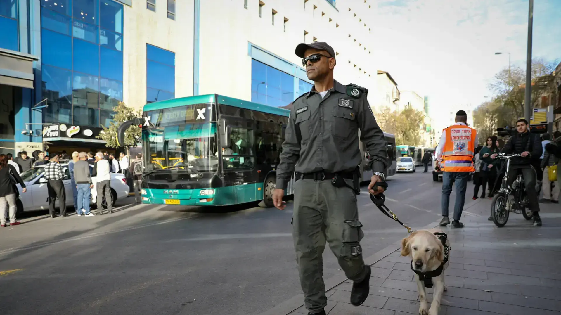 זירת אירוע פיגוע הדקירה בכניסה לתחנה המרכזית בירושלים 10 בדצמבר 2017 זירת אירוע פיגוע הדקירה בכניסה לתחנה המרכזית בירושלים 10 בדצמבר 2017