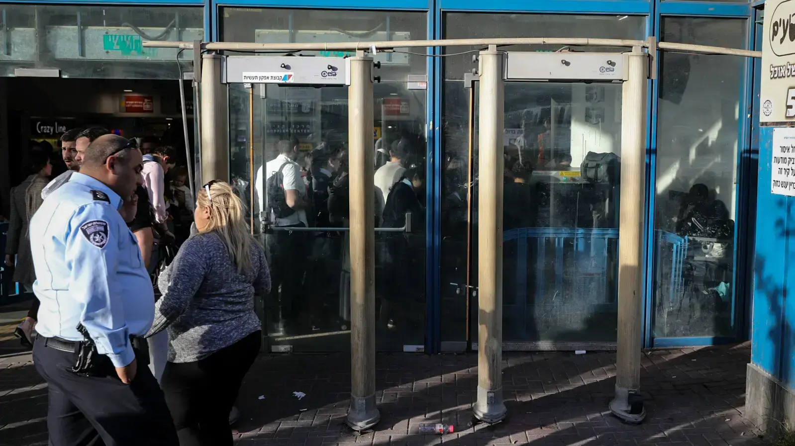זירת אירוע פיגוע הדקירה בכניסה לתחנה המרכזית בירושלים 10 בדצמבר 2017 זירת אירוע פיגוע הדקירה בכניסה לתחנה המרכזית בירושלים 10 בדצמבר 2017