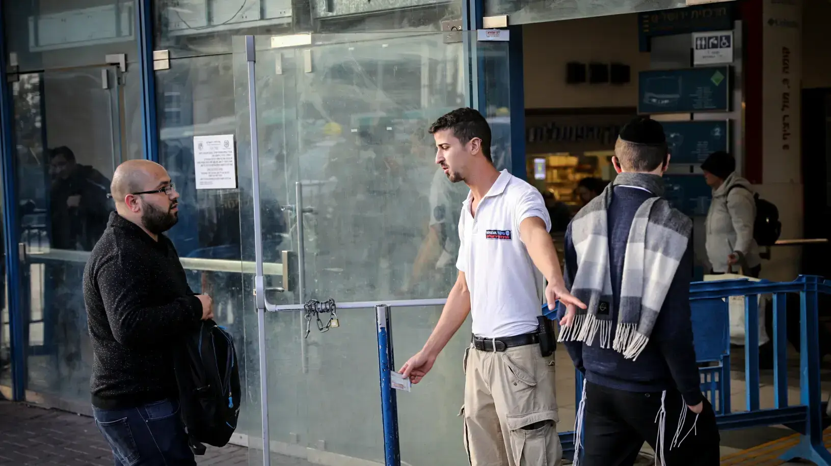 זירת אירוע פיגוע הדקירה בכניסה לתחנה המרכזית בירושלים 10 בדצמבר 2017 זירת אירוע פיגוע הדקירה בכניסה לתחנה המרכזית בירושלים 10 בדצמבר 2017