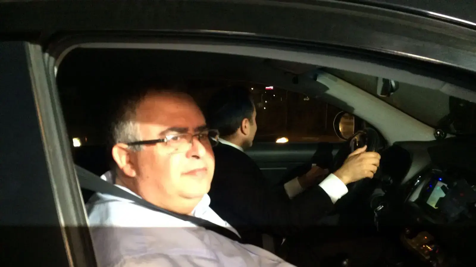 דוד ביטן יוצא מהחקירה בלהב 433, 10 בדצמבר 2017