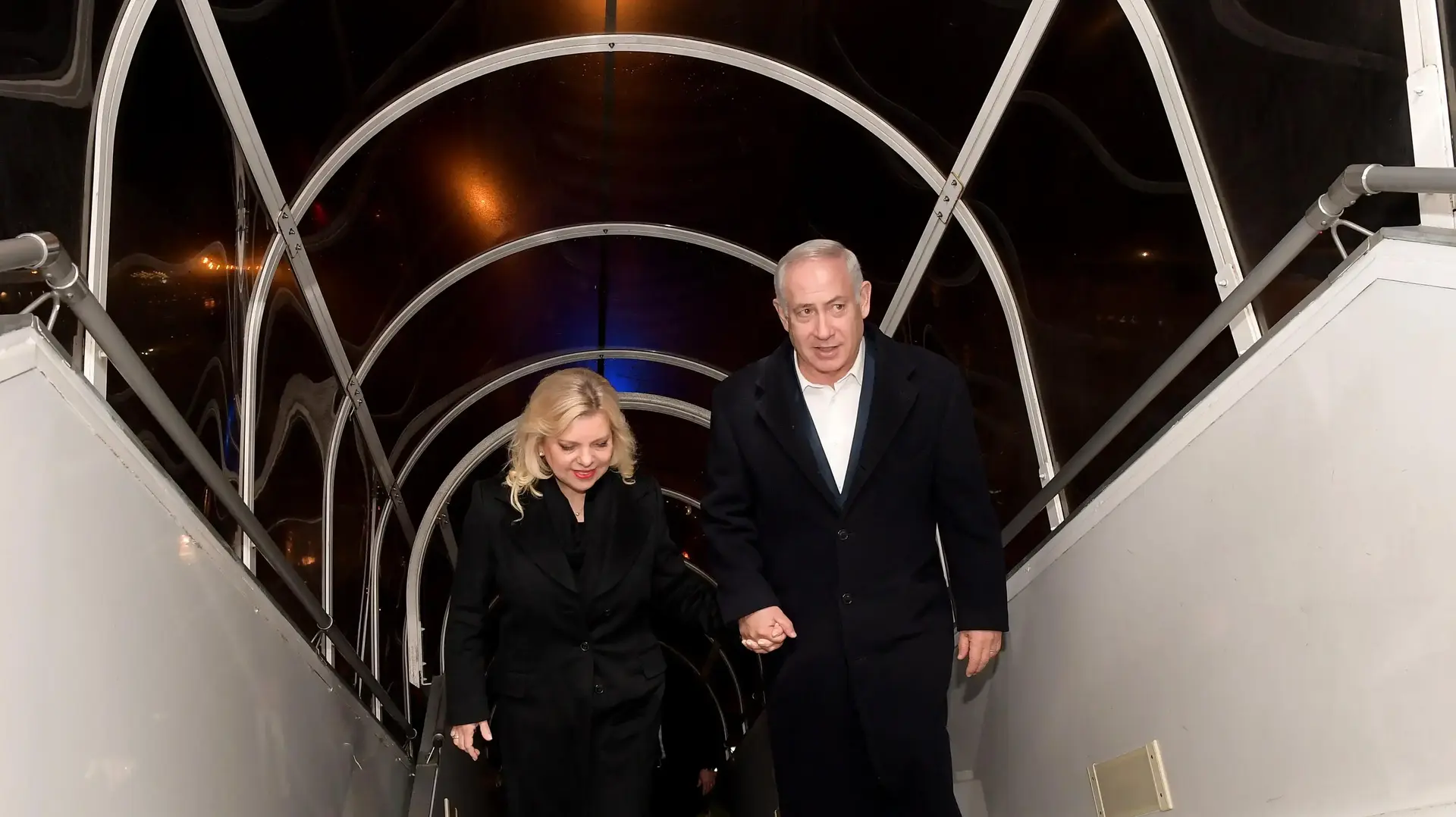 ראש הממשלה בנימין נתניהו ורעייתו שרה ממריאים מפריז לביקור בבריסל, 10 בדצמבר 2017 ראש הממשלה בנימין נתניהו ורעייתו שרה ממריאים מפריז לביקור בבריסל, 10 בדצמבר 2017