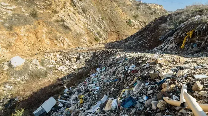 פסולת בנחל סער, בצפון הגולן פסולת בנחל סער, בצפון הגולן