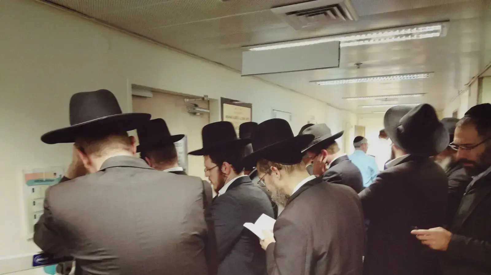 מתפללים מחוץ לחדרו של הרב שטיינמן בבית החולים מעייני הישועה בבני ברק 12.12.17 מתפללים מחוץ לחדרו של הרב שטיינמן בבית החולים מעייני הישועה בבני ברק 12.12.17