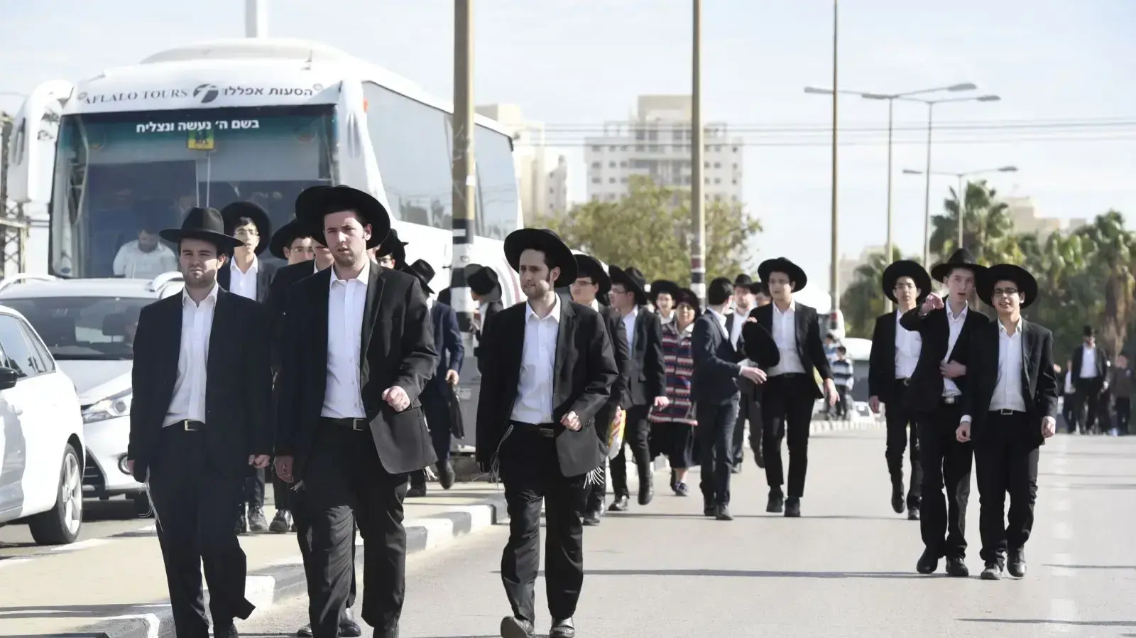 משתתפים במסע הלוויה של הרב שטיינמן בדרך לבית העלמין, 12 בדצמבר 2017 משתתפים במסע הלוויה של הרב שטיינמן בדרך לבית העלמין, 12 בדצמבר 2017