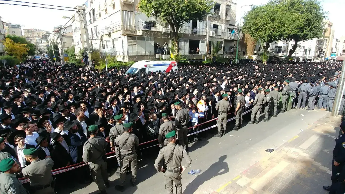 משתתפים רבים מחוץ לבית הרב שטיינמן לקראת מסע הלוויתו, 12 בדצמבר 2017