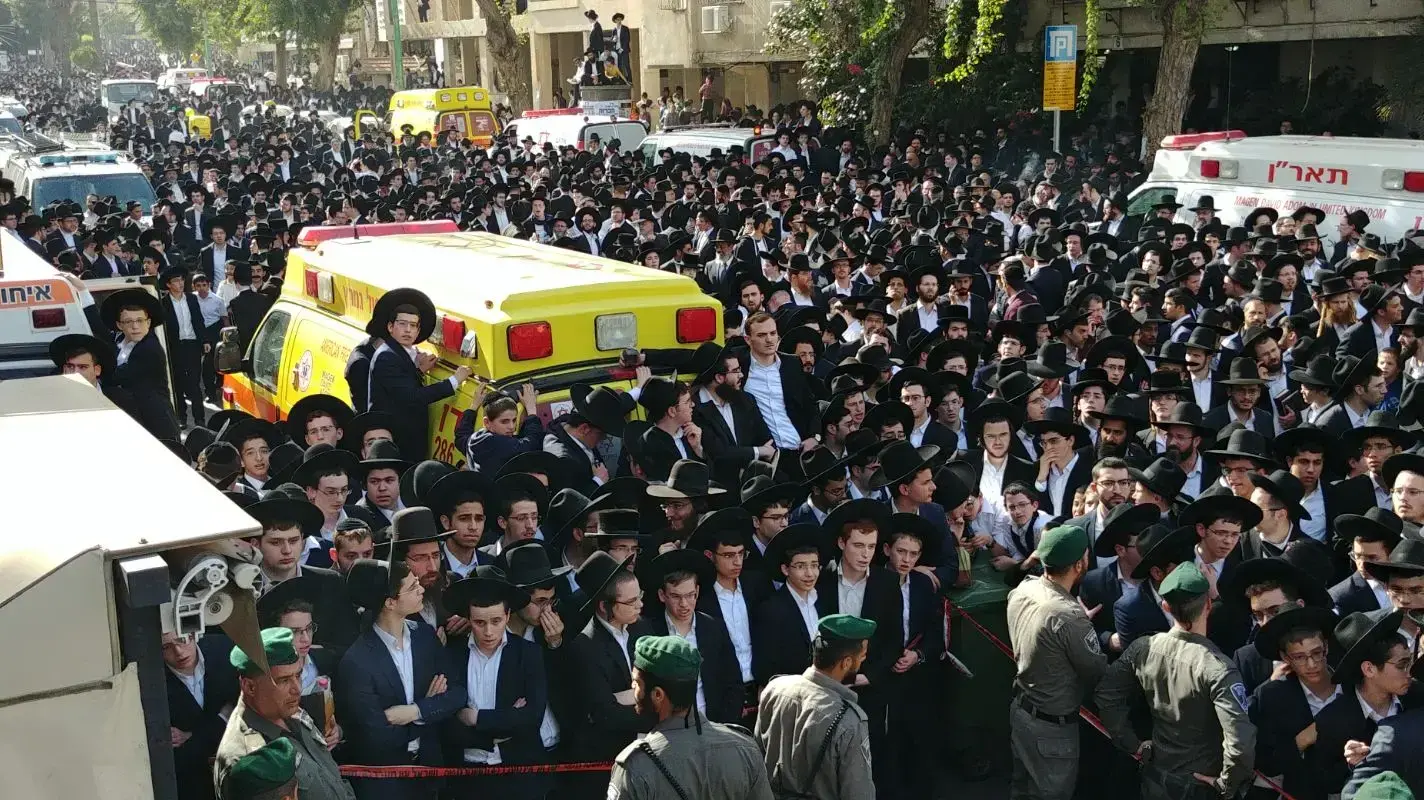 משתתפים רבים מחוץ לבית הרב שטיינמן לקראת מסע הלוויתו, 12 בדצמבר 2017 משתתפים רבים מחוץ לבית הרב שטיינמן לקראת מסע הלוויתו, 12 בדצמבר 2017