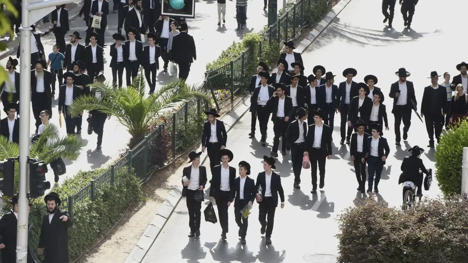 משתתפים במסע הלוויה של הרב שטיינמן בדרך לבית העלמין, 12 בדצמבר 2017 משתתפים במסע הלוויה של הרב שטיינמן בדרך לבית העלמין, 12 בדצמבר 2017