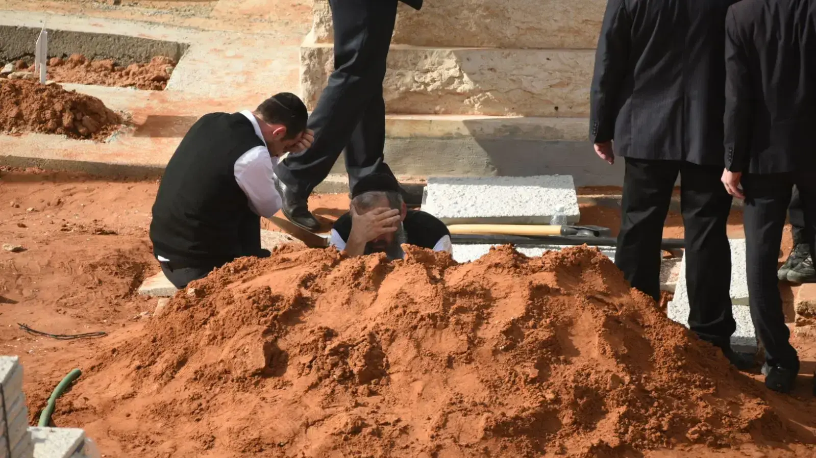 הכנת הקבר לקראת הלוויתו של הרב שטיינמן, 12 בדצמבר 2017 הכנת הקבר לקראת הלוויתו של הרב שטיינמן, 12 בדצמבר 2017