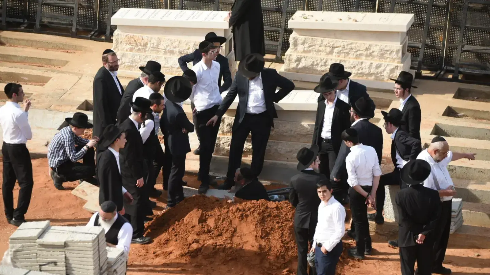 הכנת הקבר לקראת הלוויתו של הרב שטיינמן, 12 בדצמבר 2017 הכנת הקבר לקראת הלוויתו של הרב שטיינמן, 12 בדצמבר 2017