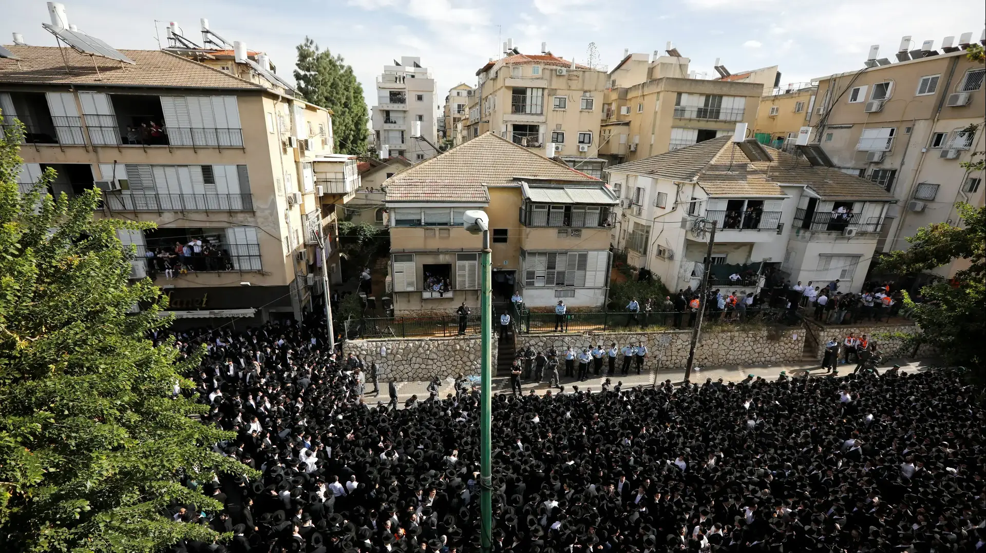 משתתפים רבים מחוץ לביתו של הרב שטיינמן לקראת הלוויתו, 12 בדצמבר 2017 משתתפים רבים מחוץ לביתו של הרב שטיינמן לקראת הלוויתו, 12 בדצמבר 2017