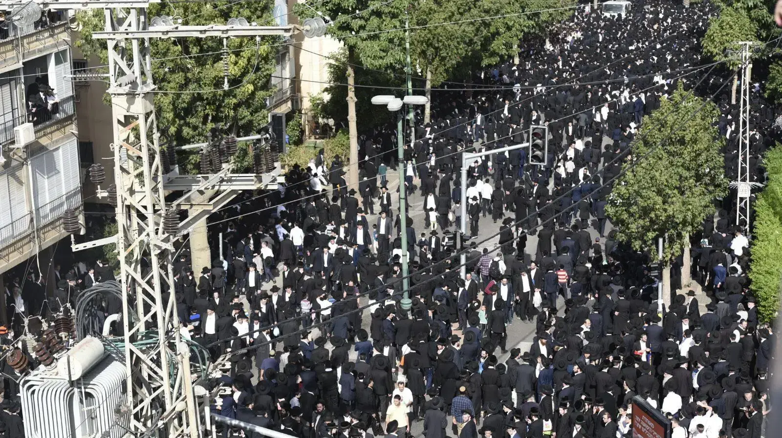 משתתפים רבים במסע הלוויה של הרב שטיינמן, בני ברק, 12 בדצמבר 2017 משתתפים רבים במסע הלוויה של הרב שטיינמן, בני ברק, 12 בדצמבר 2017
