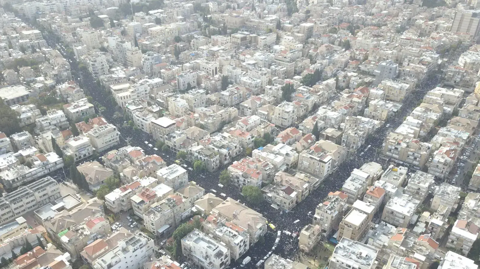 מבט מרחפן על משתתפי מסע הלוויה של הרב שטיינמן, בני ברק, 12 בדצמבר 2017 מבט מרחפן על משתתפי מסע הלוויה של הרב שטיינמן, בני ברק, 12 בדצמבר 2017