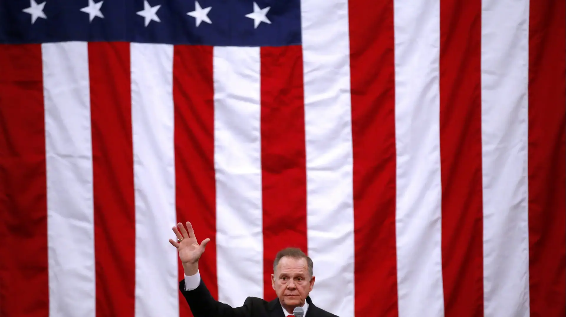 המועמד הרפובליקני לסנאט מטעם מדינת אלבמה, רוי מור, בעצרת בחירות, 11 בדצמבר 2017