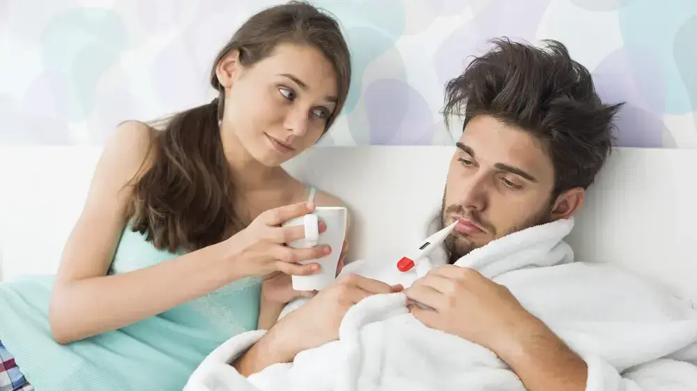 אישה מטפלת בגבר חולה אישה מטפלת בגבר חולה