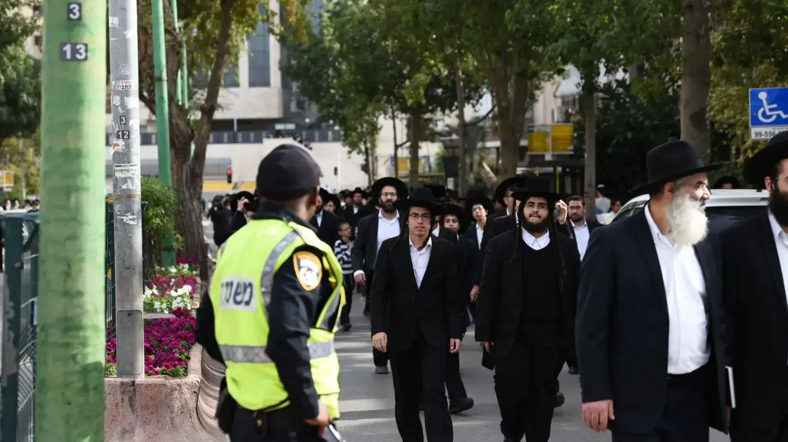 כוחות ביטחון במסע הלוויה של הרב שטיינמן, בני ברק, 12 בדצמבר 2017 כוחות ביטחון במסע הלוויה של הרב שטיינמן, בני ברק, 12 בדצמבר 2017