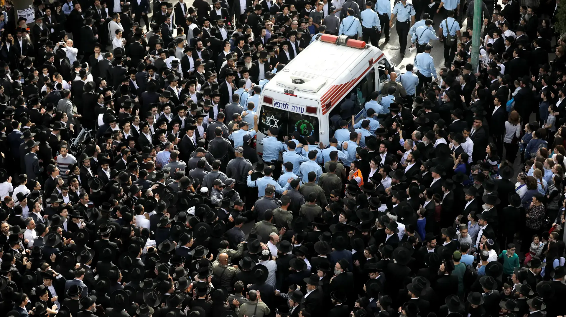 משתתפים רבים במסע הלוויה של הרב שטיינמן, בני ברק, 12 בדצמבר 2017 משתתפים רבים במסע הלוויה של הרב שטיינמן, בני ברק, 12 בדצמבר 2017