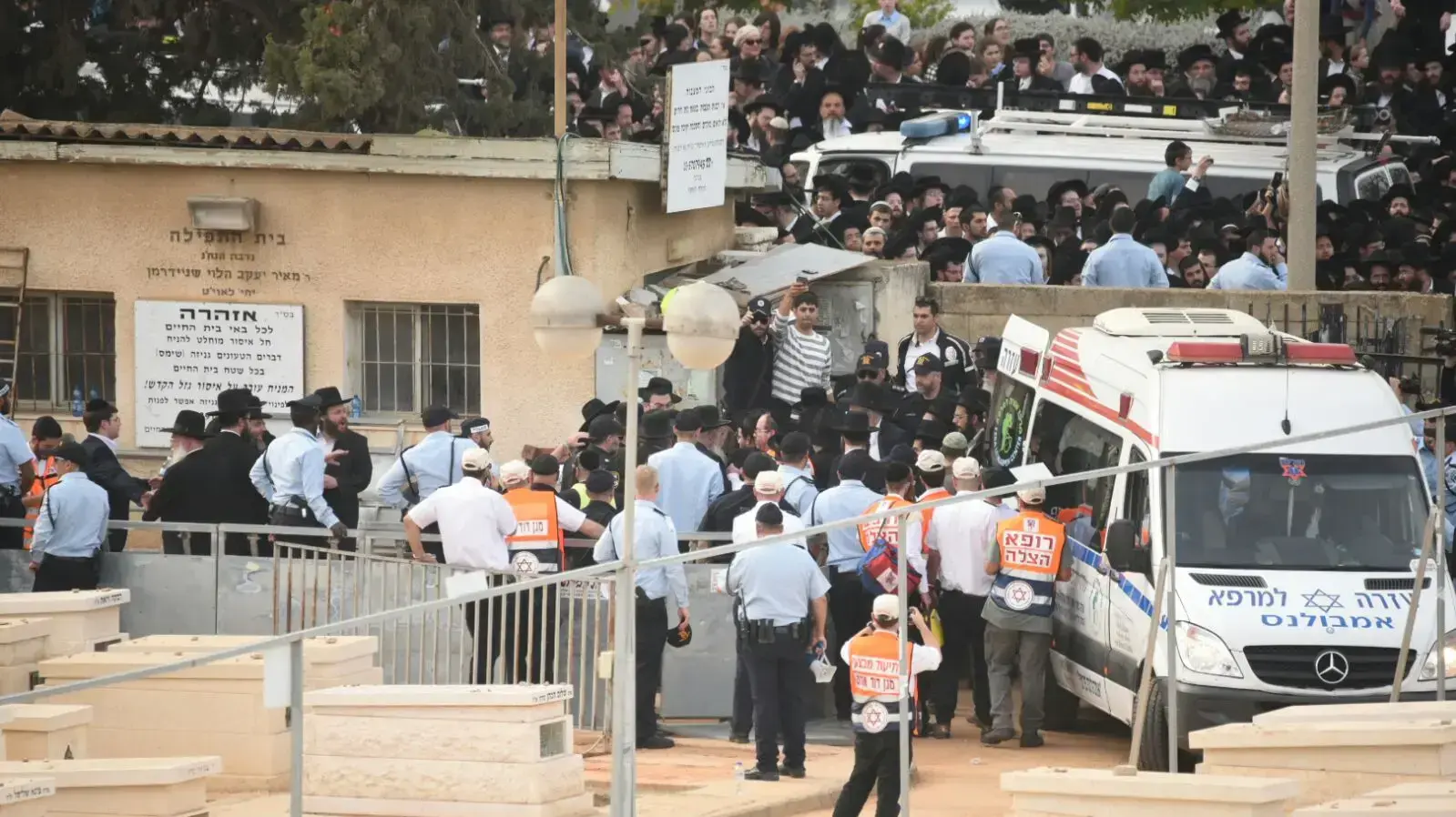 משתתפים רבים במסע הלוויה של הרב שטיינמן, בני ברק, 12 בדצמבר 2017 משתתפים רבים במסע הלוויה של הרב שטיינמן, בני ברק, 12 בדצמבר 2017