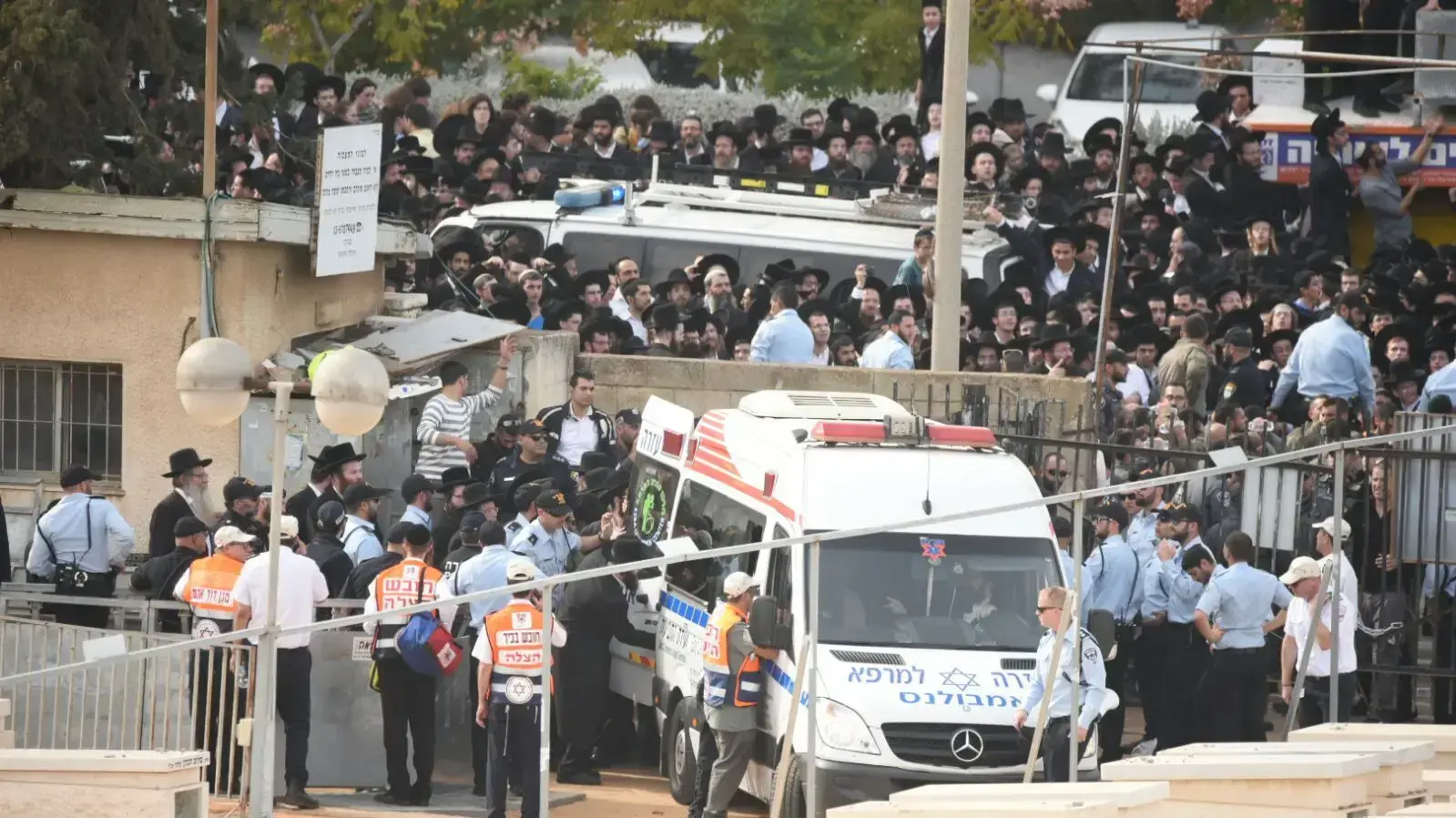 משתתפים רבים במסע הלוויה של הרב שטיינמן, בני ברק, 12 בדצמבר 2017 משתתפים רבים במסע הלוויה של הרב שטיינמן, בני ברק, 12 בדצמבר 2017