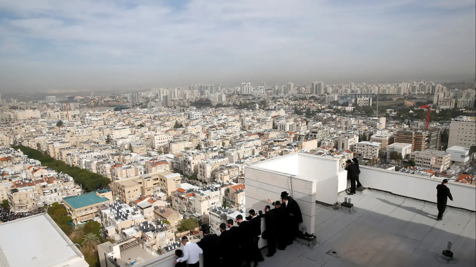 צופים מהגג על הלווית הרב שטיינמן, בני ברק, 12 בדצמבר 2017 צופים מהגג על הלווית הרב שטיינמן, בני ברק, 12 בדצמבר 2017