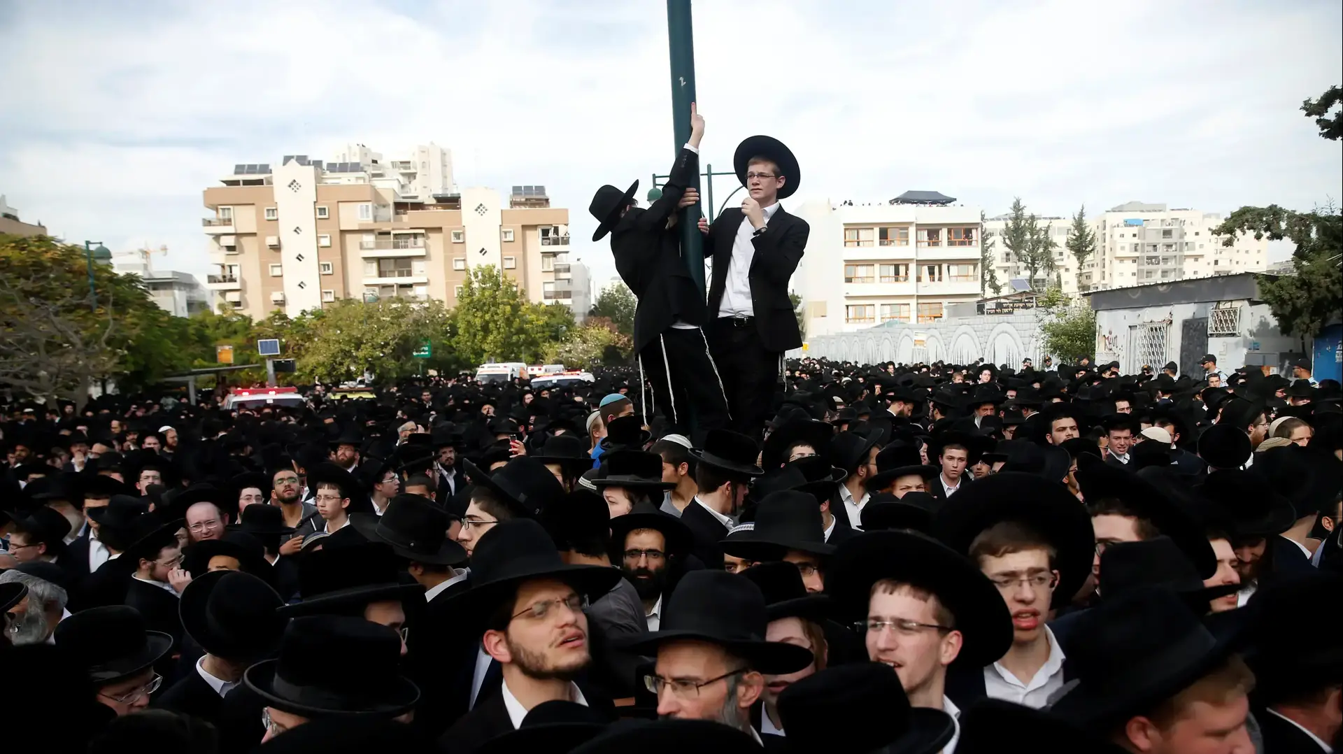משתתפים רבים בהלווית הרב שטיינמן, בני ברק, 12 בדצמבר 2017 משתתפים רבים בהלווית הרב שטיינמן, בני ברק, 12 בדצמבר 2017