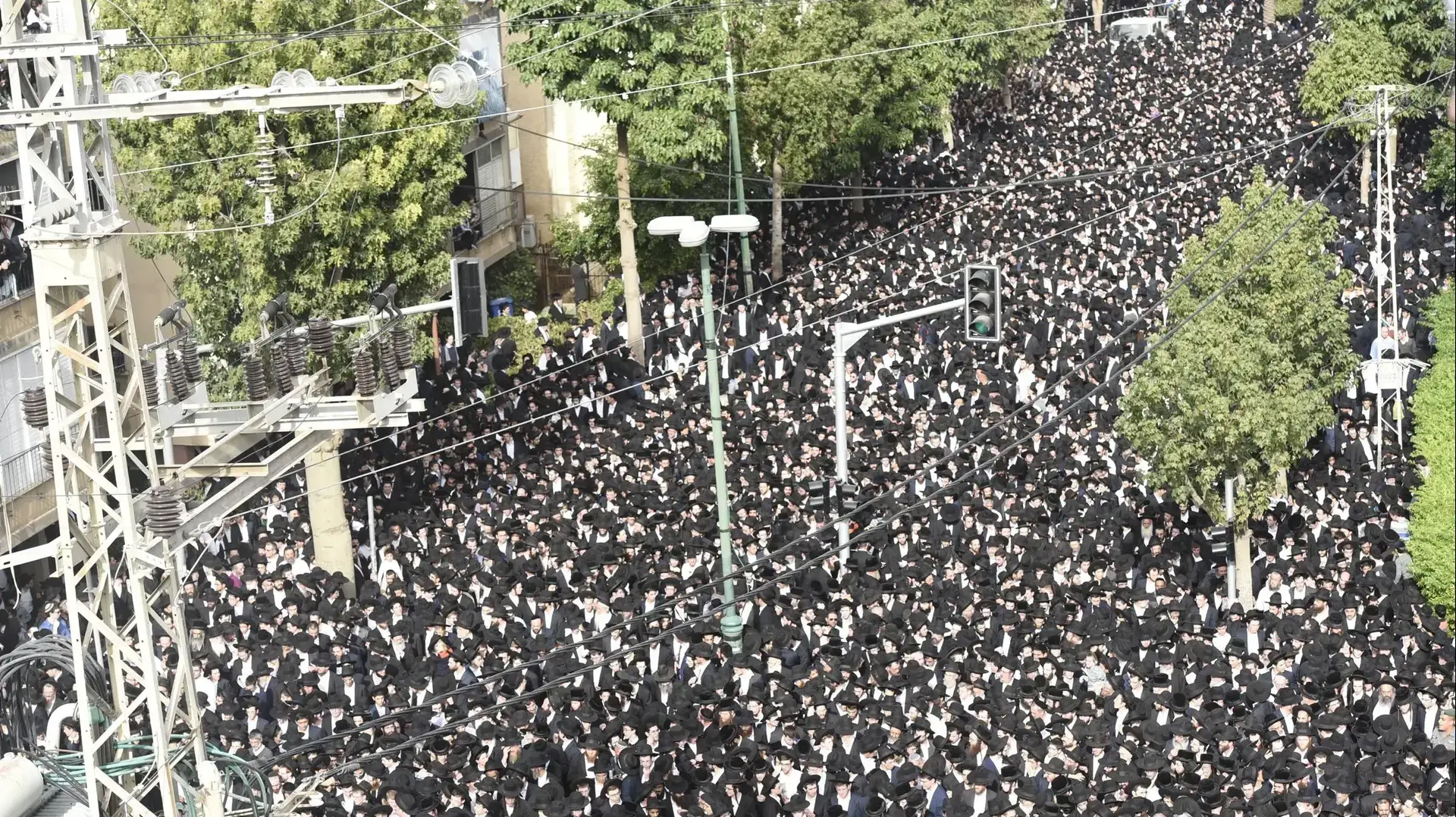 משתתפים רבים הבלווית הרב שטיינמן, בני ברק, 12 בדצמבר 2017