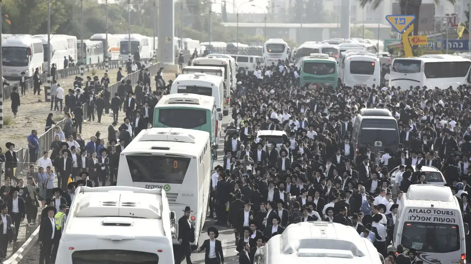 משתתפים רבים חוזרים מהלווית הרב שטיינמן, צומת גהה, 12 בדצמבר 2017 משתתפים רבים חוזרים מהלווית הרב שטיינמן, צומת גהה, 12 בדצמבר 2017