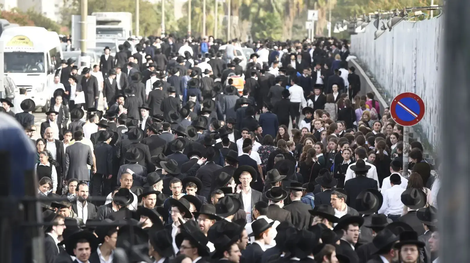 משתתפים רבים חוזרים מהלווית הרב שטיינמן, צומת גהה, 12 בדצמבר 2017 משתתפים רבים חוזרים מהלווית הרב שטיינמן, צומת גהה, 12 בדצמבר 2017