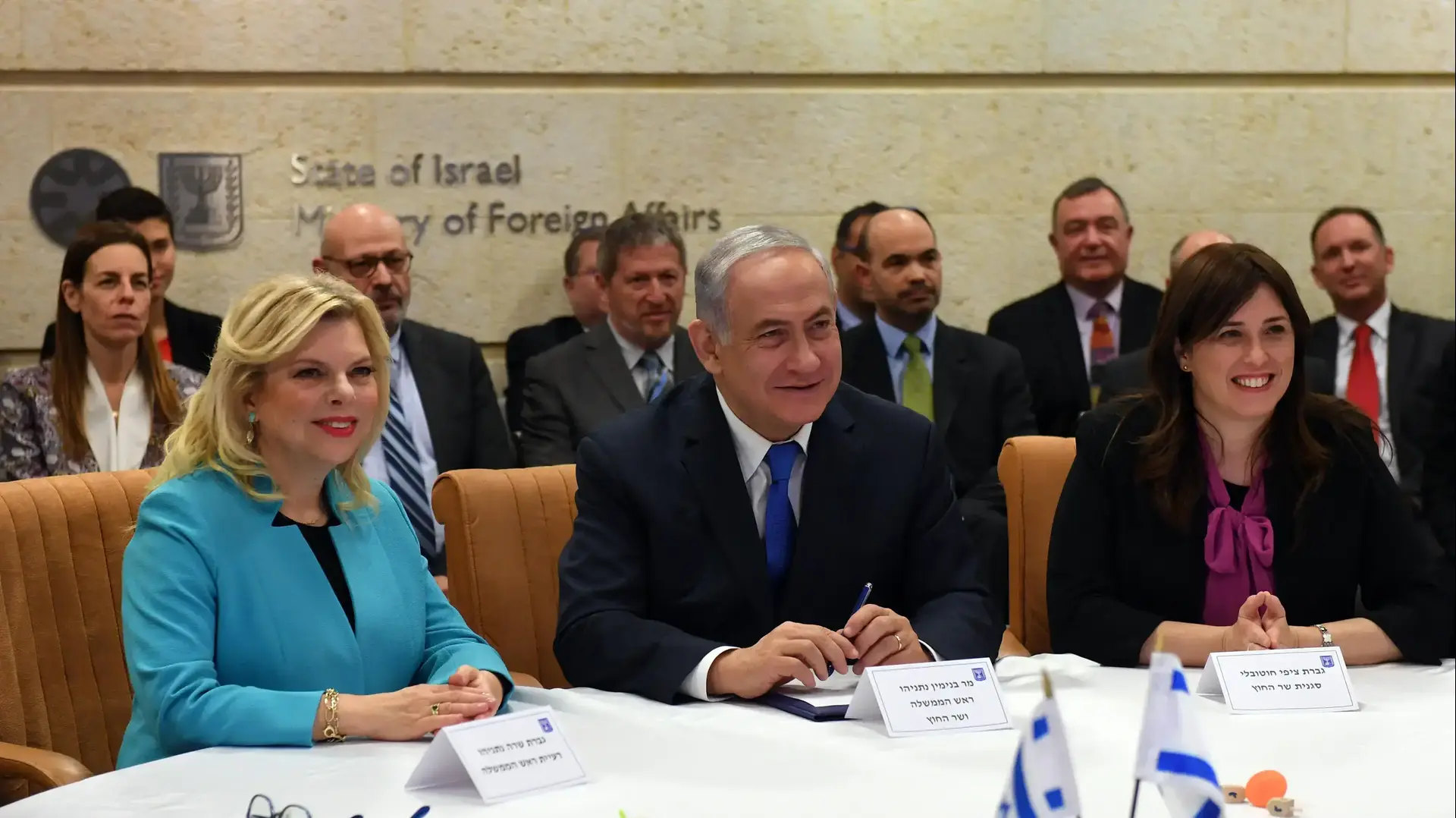 ראש הממשלה בנימין נתניהו ורעייתו שרה מדליקים נר ראשון של חנוכה במשרד החוץ בירושלים ראש הממשלה בנימין נתניהו ורעייתו שרה מדליקים נר ראשון של חנוכה במשרד החוץ בירושלים