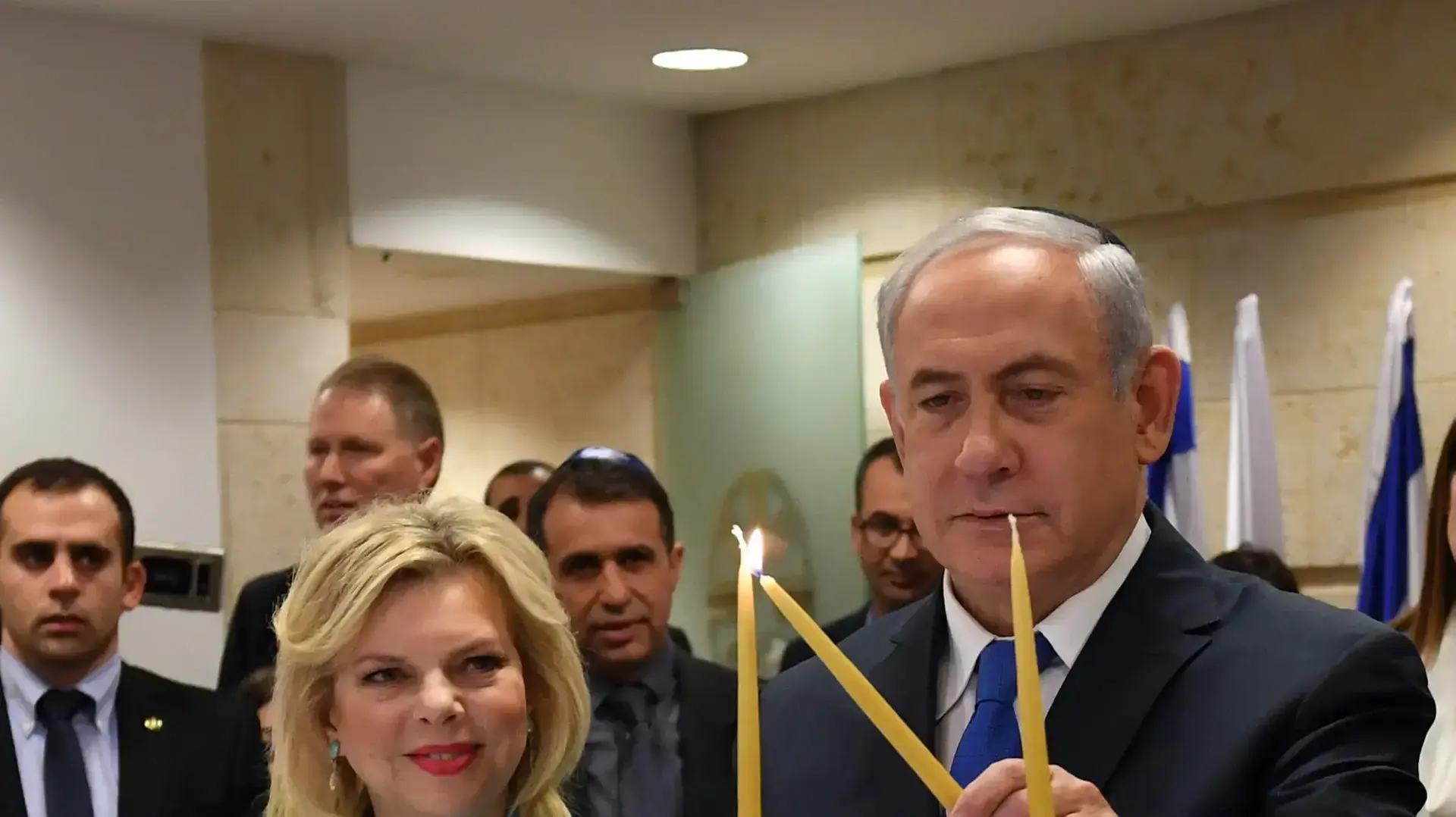 ראש הממשלה בנימין נתניהו ורעייתו שרה מדליקים נר ראשון של חנוכה במשרד החוץ בירושלים