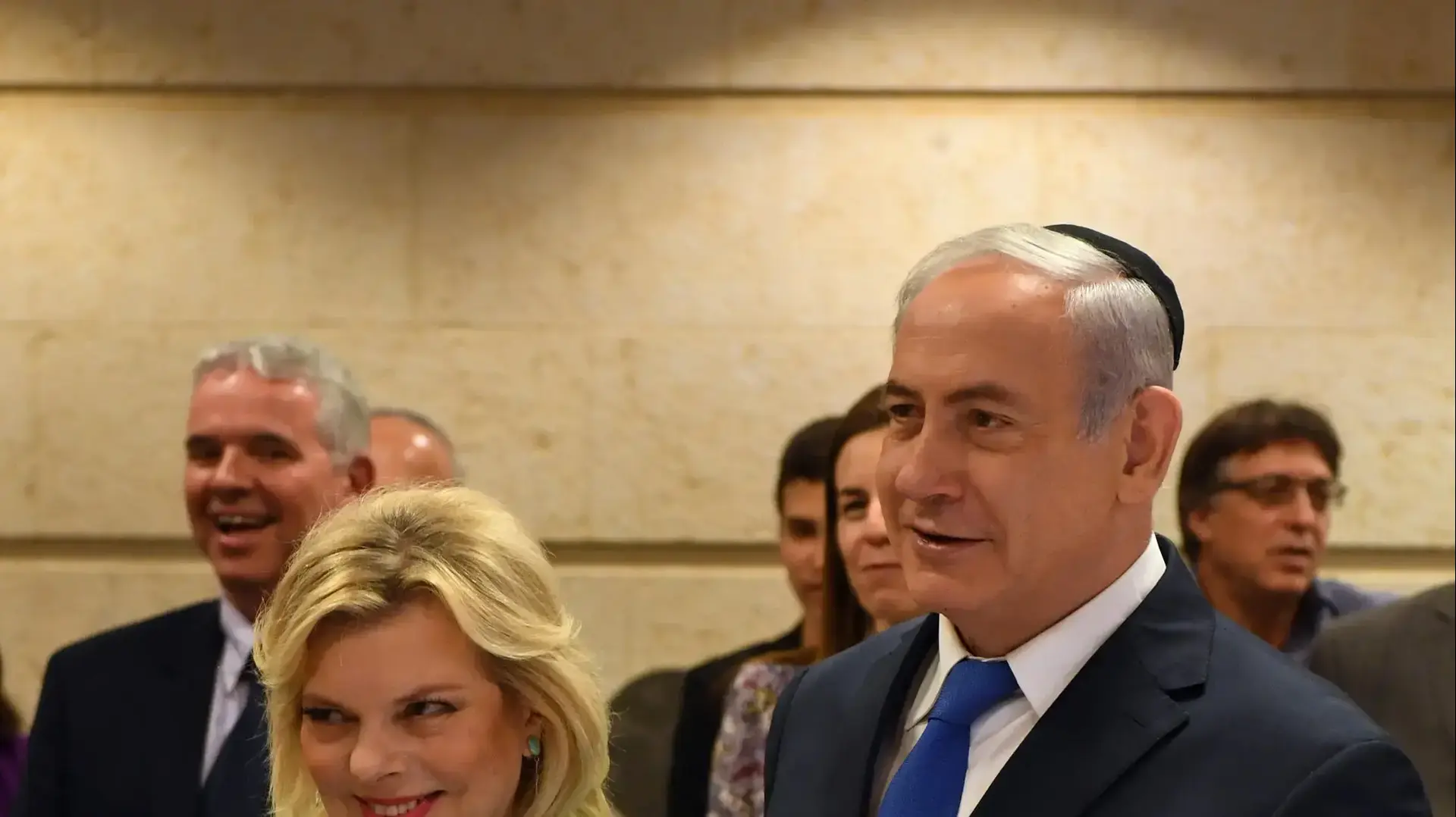 ראש הממשלה בנימין נתניהו ורעייתו שרה מדליקים נר ראשון של חנוכה במשרד החוץ בירושלים ראש הממשלה בנימין נתניהו ורעייתו שרה מדליקים נר ראשון של חנוכה במשרד החוץ בירושלים