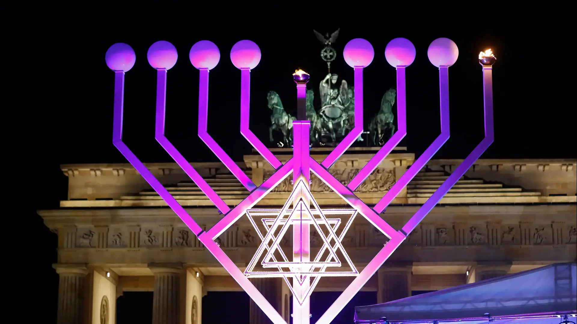מנורת חנוכה הגדולה באירופה ליד עץ חג מולד במהלך טקס בברלין, גרמניה 13 בדצמבר 2017 מנורת חנוכה הגדולה באירופה ליד עץ חג מולד במהלך טקס בברלין, גרמניה 13 בדצמבר 2017