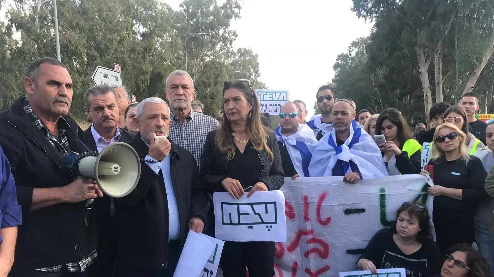 עובדי טבע בקריית שמונה מחוץ לשערי המפעל באזור התעשייה הצפוני של העיר וחוסמים את שערי המפעל 14 בדצמבר 2017 עובדי טבע בקריית שמונה מחוץ לשערי המפעל באזור התעשייה הצפוני של העיר וחוסמים את שערי המפעל 14 בדצמבר 2017